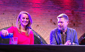 Jagoda Marinić und Robert Habeck auf dem Podium im Maschinenhaus der Kulturbrauerei