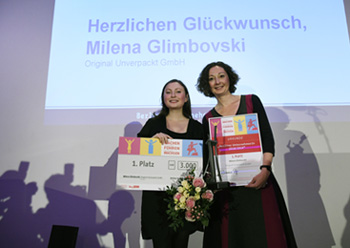 Preisträgerin Milena Glimbovski mit Wirtschaftssenatorin Ramona Pop