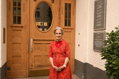 Rahel R. Mann vor dem Haus Starnberger Straße 2 in Berlin-Schöneberg